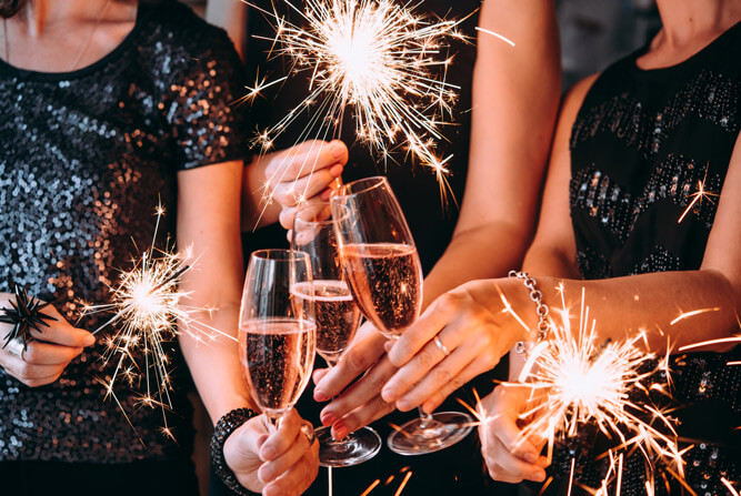 friends toasting champaign on new year's eve